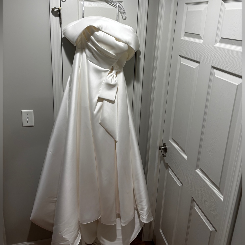 White Strapless Sleeveless Bridal Gown